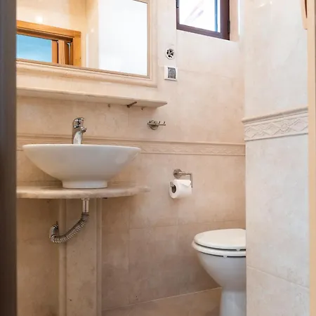 Refurbished Studios, Mountain View Balconies, Minutes From Gondola